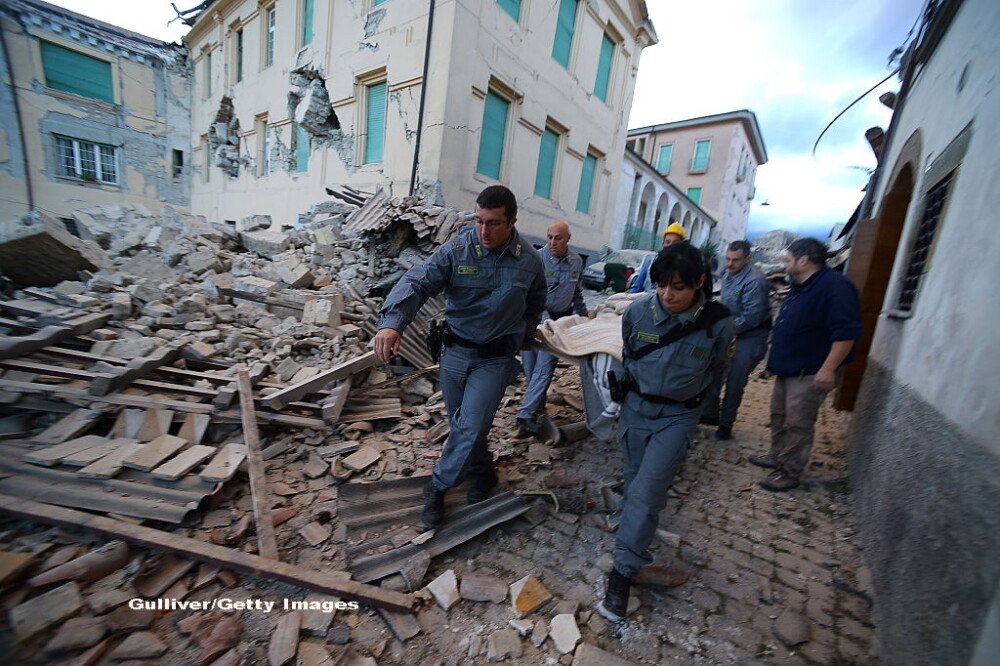 Oameni morti printre daramaturi si case distruse in totalitate. FOTO si VIDEO din Italia, din zonele afectate de seism - Imaginea 3