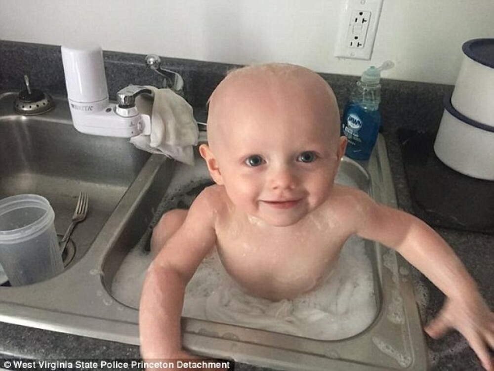 Bebelus spalat in chiuveta bucatariei unei sectii de politie din SUA. Explicatia trista din spatele imaginii - Imaginea 1