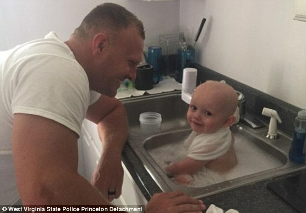 Bebelus spalat in chiuveta bucatariei unei sectii de politie din SUA. Explicatia trista din spatele imaginii - Imaginea 2