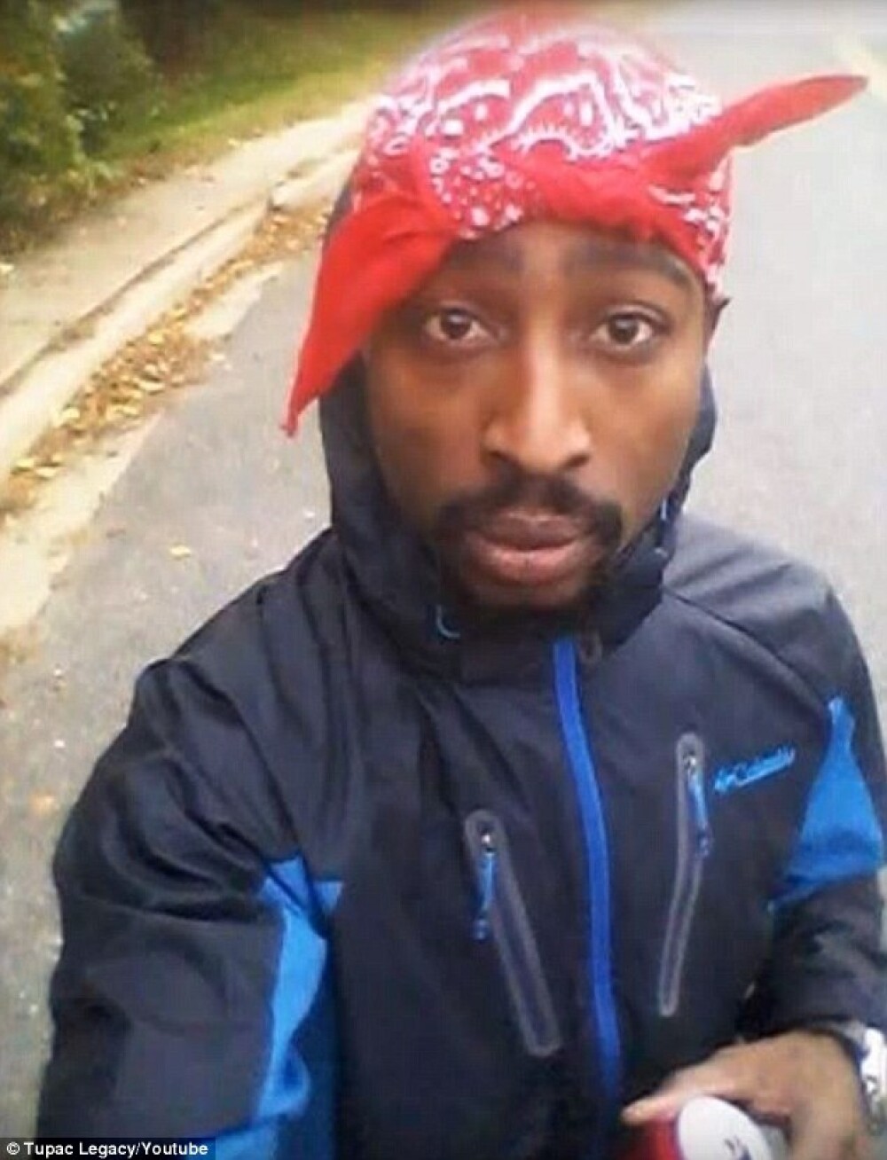 Fotografia care ar dovedi ca rapperul Tupac Shakur este in viata. 