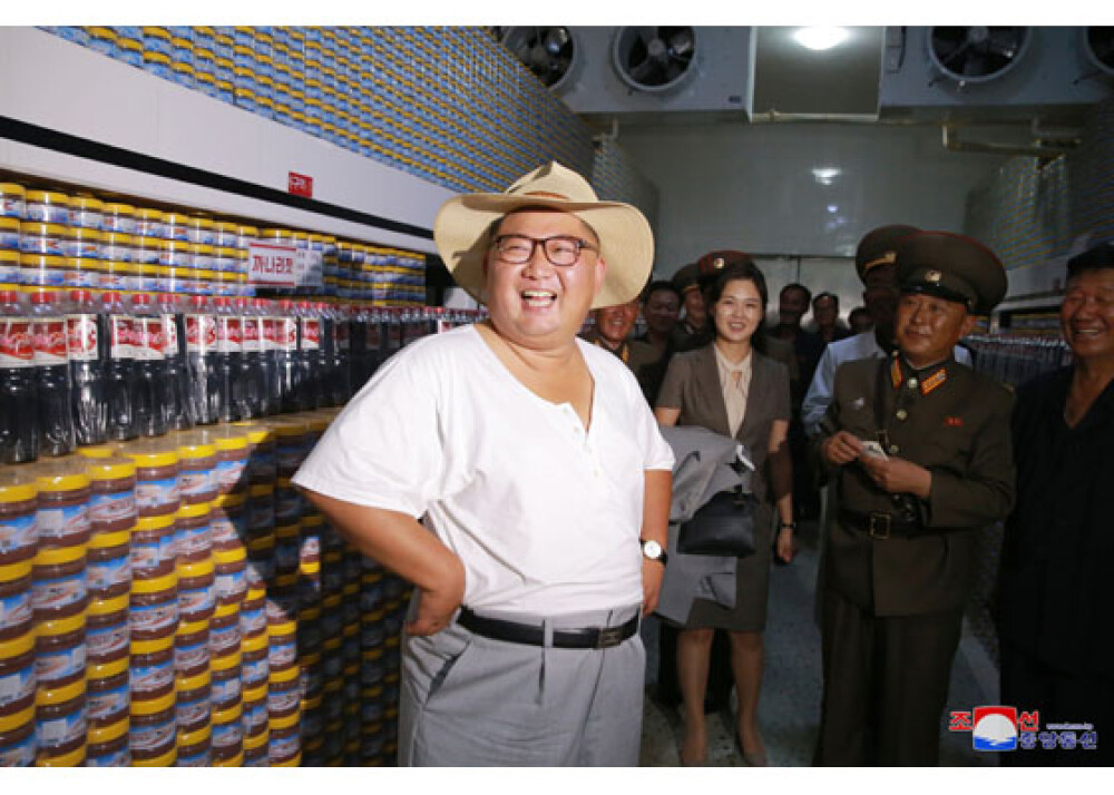 Kim Jong-un a inspectat sticlele de Cola și crema de ciocolată, la o fabrică. GALERIE FOTO - Imaginea 1