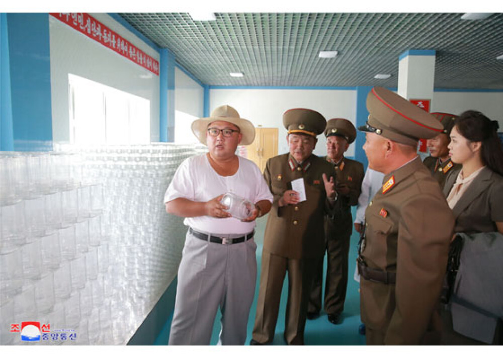 Kim Jong-un a inspectat sticlele de Cola și crema de ciocolată, la o fabrică. GALERIE FOTO - Imaginea 2