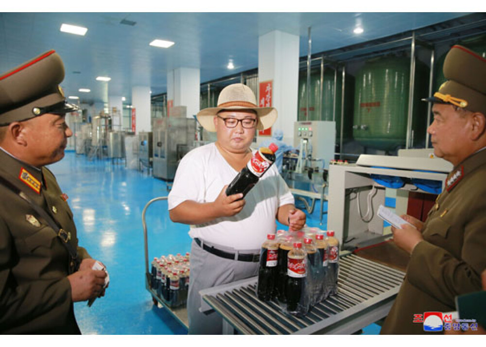 Kim Jong-un a inspectat sticlele de Cola și crema de ciocolată, la o fabrică. GALERIE FOTO - Imaginea 3