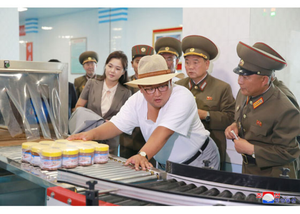 Kim Jong-un a inspectat sticlele de Cola și crema de ciocolată, la o fabrică. GALERIE FOTO - Imaginea 4