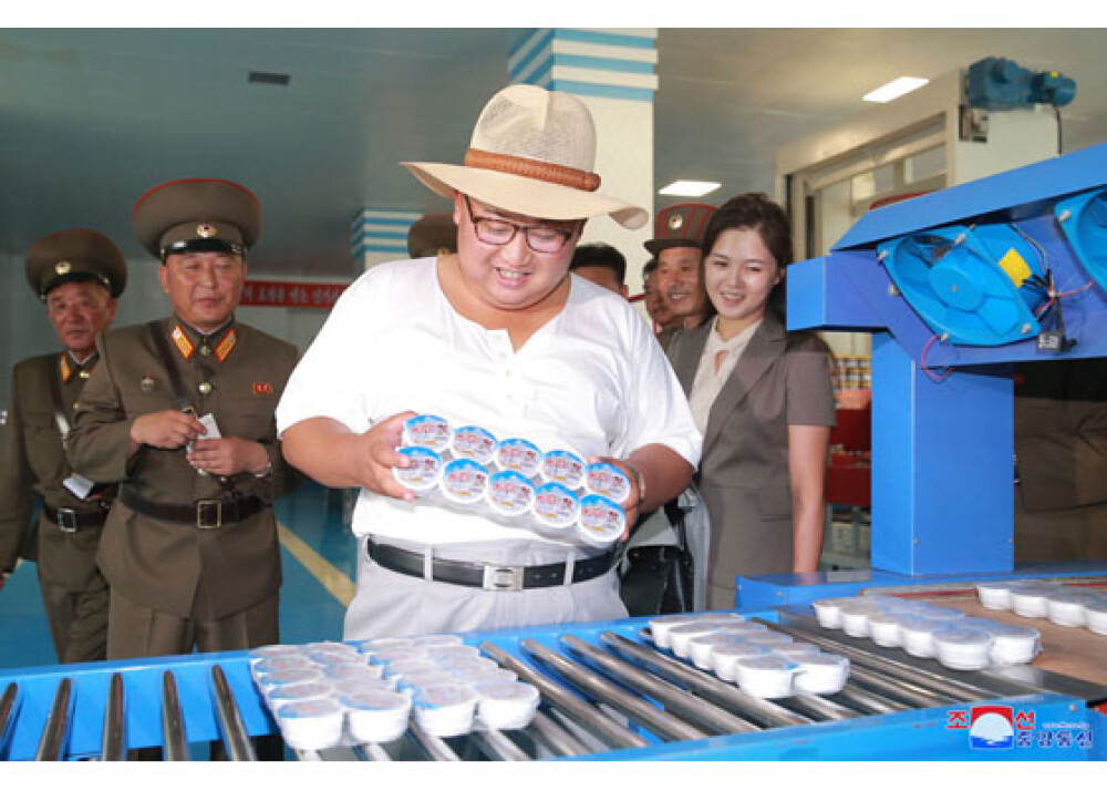 Kim Jong-un a inspectat sticlele de Cola și crema de ciocolată, la o fabrică. GALERIE FOTO - Imaginea 5