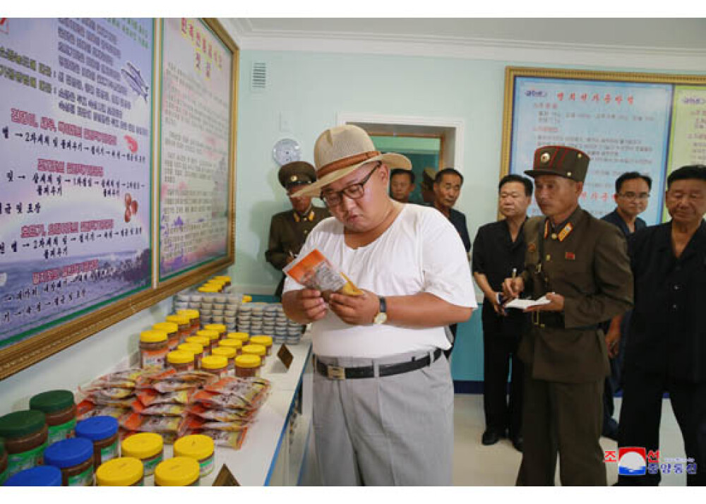 Kim Jong-un a inspectat sticlele de Cola și crema de ciocolată, la o fabrică. GALERIE FOTO - Imaginea 6