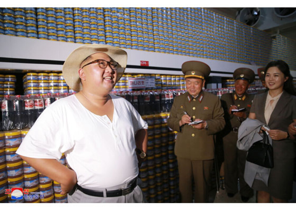 Kim Jong-un a inspectat sticlele de Cola și crema de ciocolată, la o fabrică. GALERIE FOTO - Imaginea 8