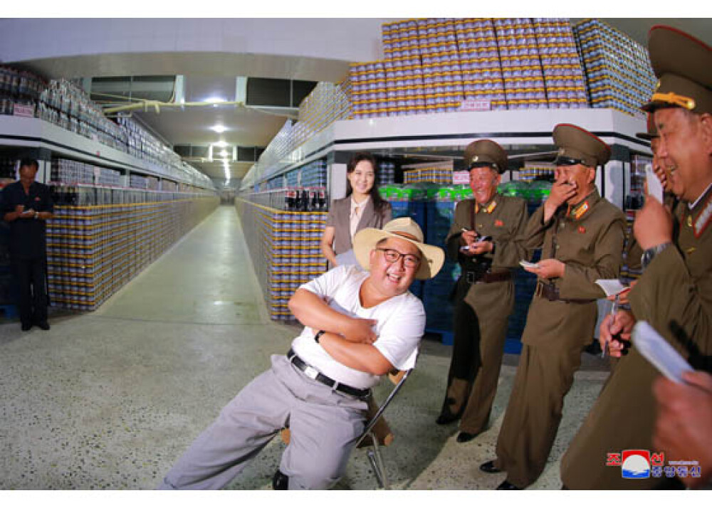 Kim Jong-un a inspectat sticlele de Cola și crema de ciocolată, la o fabrică. GALERIE FOTO - Imaginea 9