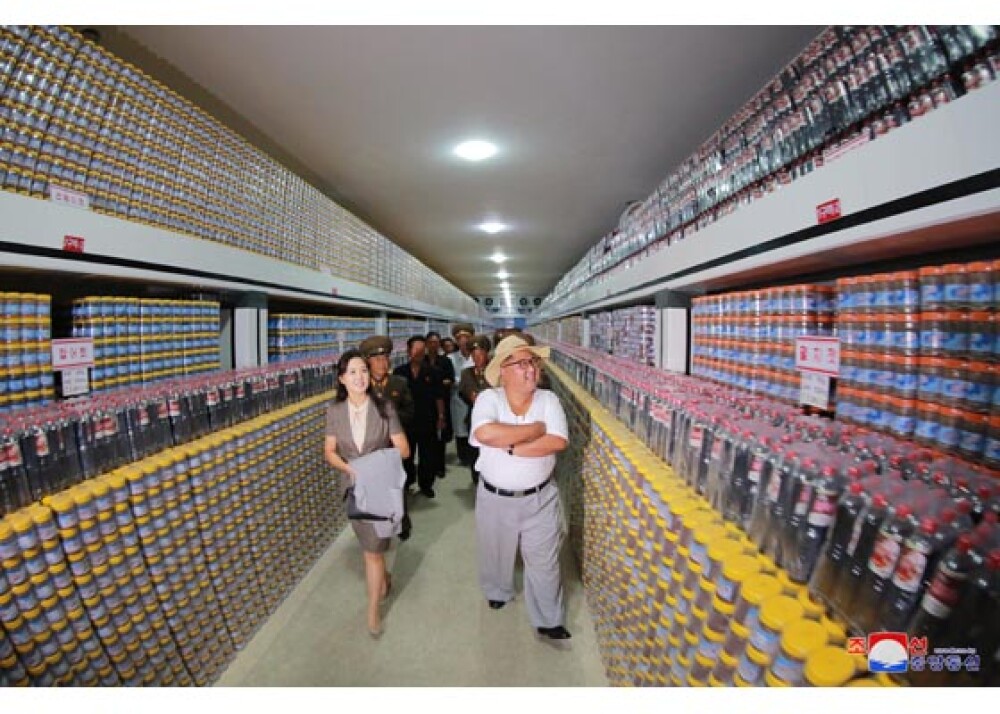 Kim Jong-un a inspectat sticlele de Cola și crema de ciocolată, la o fabrică. GALERIE FOTO - Imaginea 10