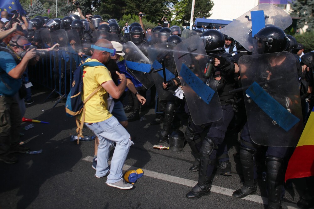 5 ani de la violențele din 10 august. GALERIE FOTO cu protestatarii agresați de forțele de ordine - Imaginea 16