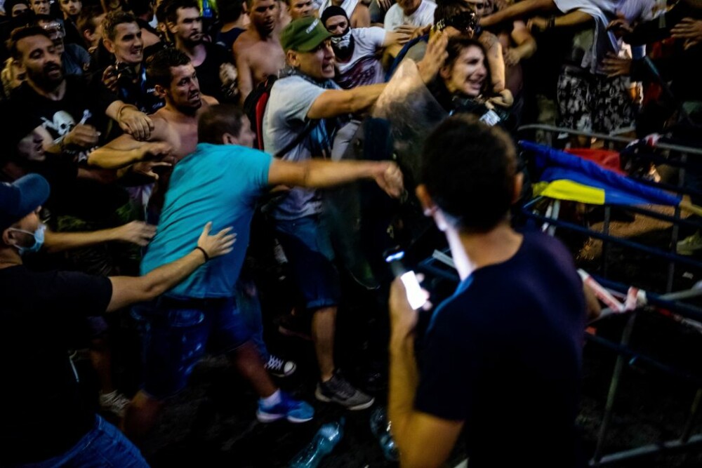 Agresorii jandarmeriței de la protestul din 10 august au primit închisoare cu suspendare - Imaginea 5