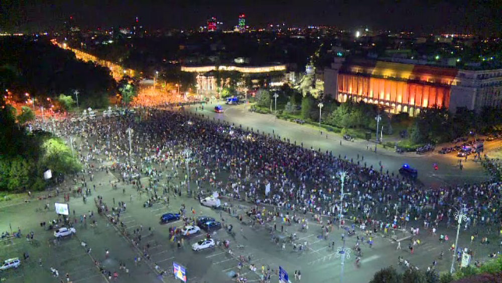 A treia zi de proteste în Piața Victoriei. Manifestația, încheiată cu un marș în Piata Universității. VIDEO - Imaginea 21