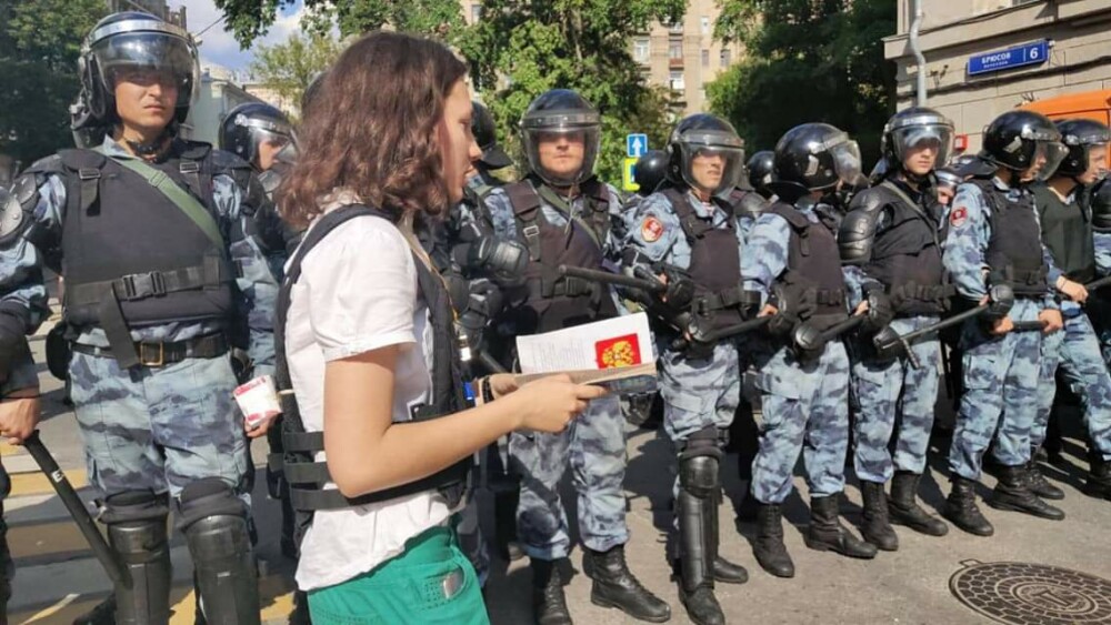 Ce s-a întâmplat cu rusoaica de 17 ani care a citit Constituția în fața poliției înarmate - Imaginea 1