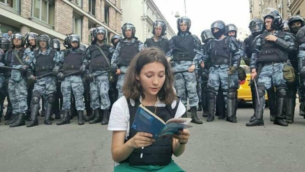 Ce s-a întâmplat cu rusoaica de 17 ani care a citit Constituția în fața poliției înarmate - Imaginea 2