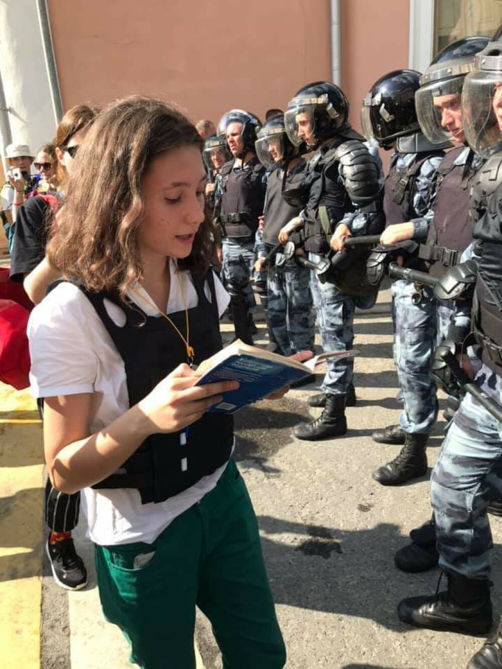 Ce s-a întâmplat cu rusoaica de 17 ani care a citit Constituția în fața poliției înarmate - Imaginea 4