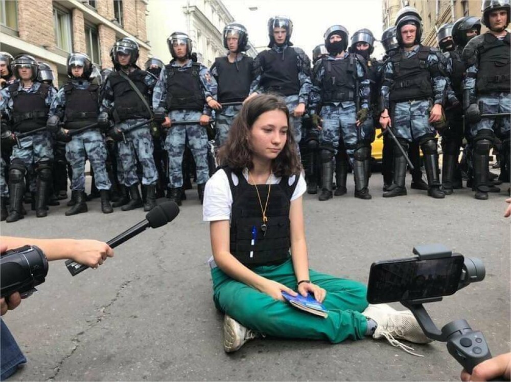 Ce s-a întâmplat cu rusoaica de 17 ani care a citit Constituția în fața poliției înarmate - Imaginea 3