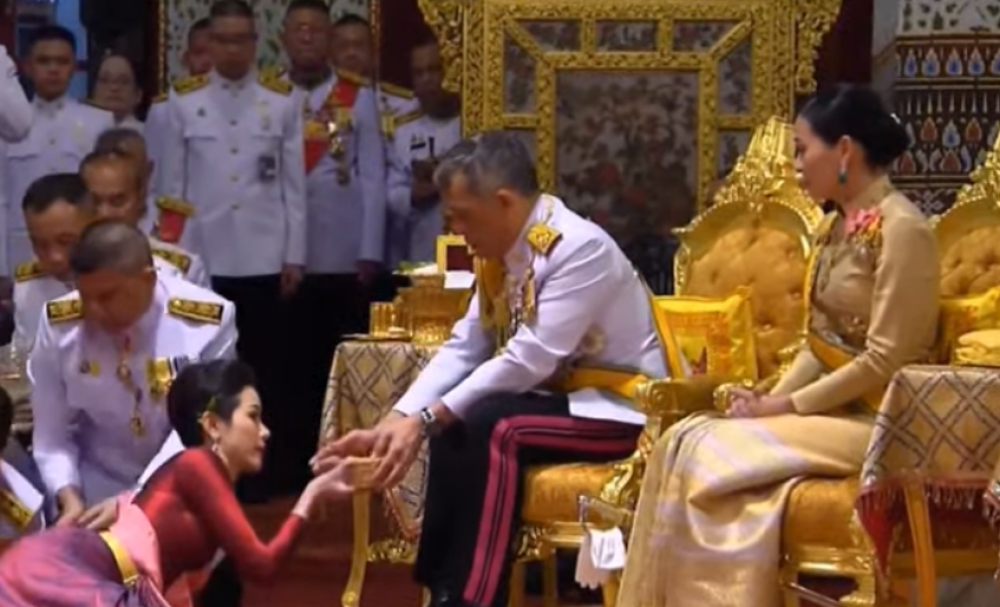Regele Thailandei i-a retras concubinei sale toate titlurile regale şi militare - Imaginea 12