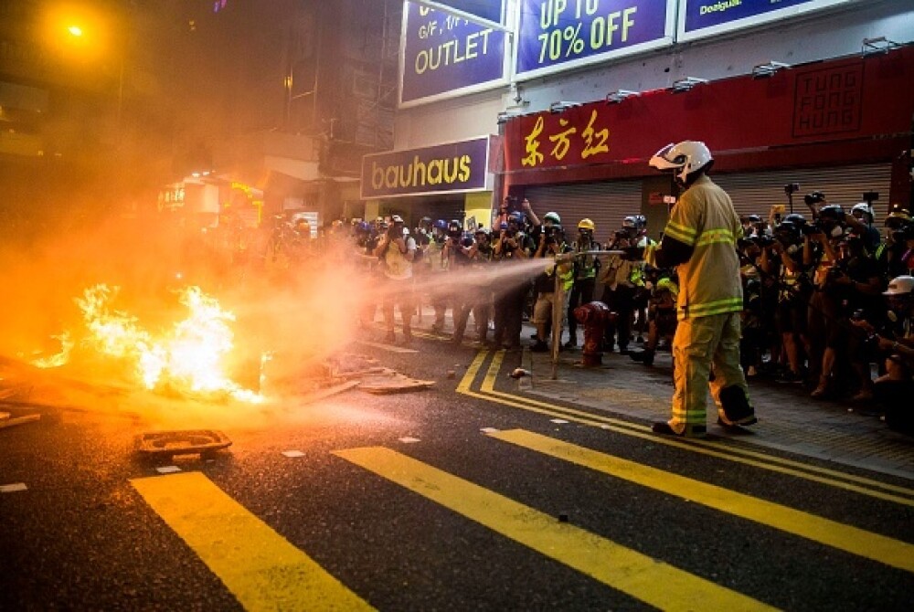 Proteste în Hong Kong. Poliția a folosit gaze lacrimogene împotriva manifestanților - Imaginea 14
