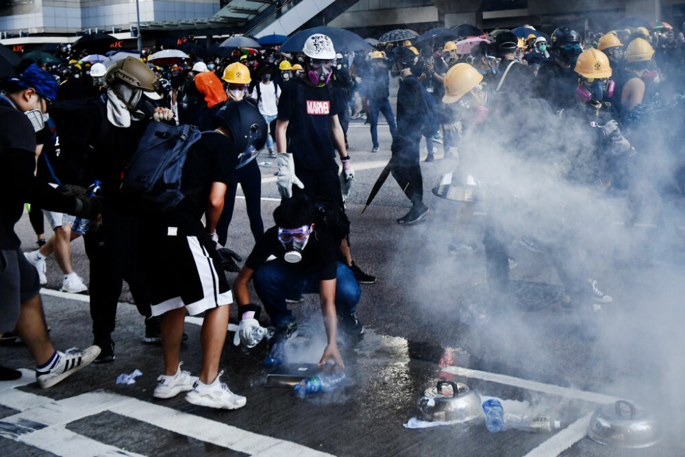 Proteste în Hong Kong. Poliția a folosit gaze lacrimogene împotriva manifestanților - Imaginea 17