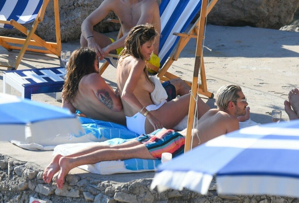 Heidi Klum, surprinsă făcând plajă topless în Capri, alături de noul ei soț. FOTO - Imaginea 1
