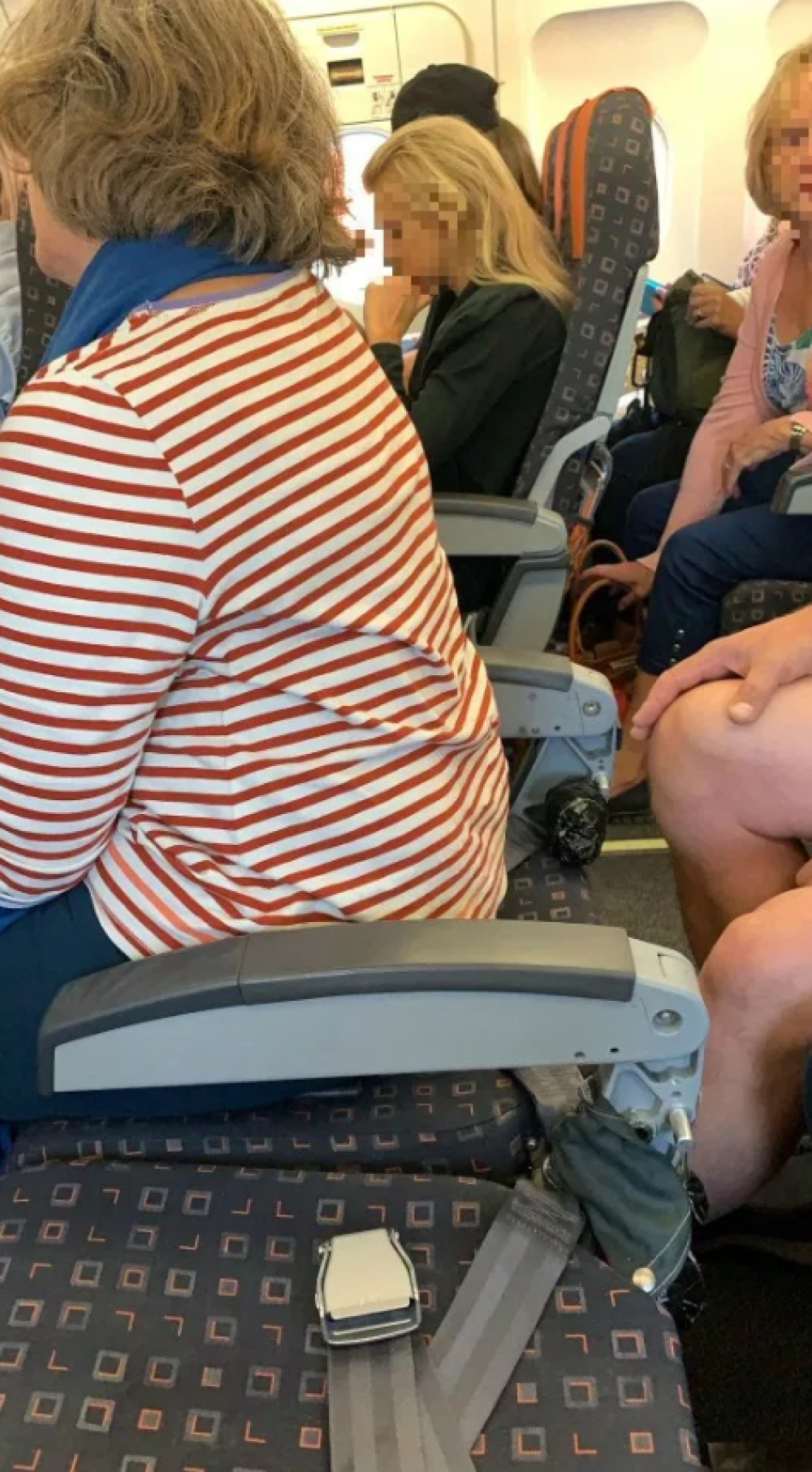 Scaune fără spătar într-un avion britanic. Imaginea virală surprinsă de o pasageră - Imaginea 1