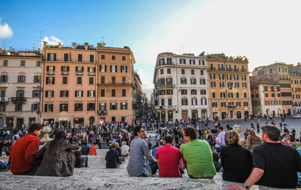 Turiştii nu mai au voie să se aşeze pe faimoasele Trepte Spaniole din Roma. Ce amenzi riscă - Imaginea 9