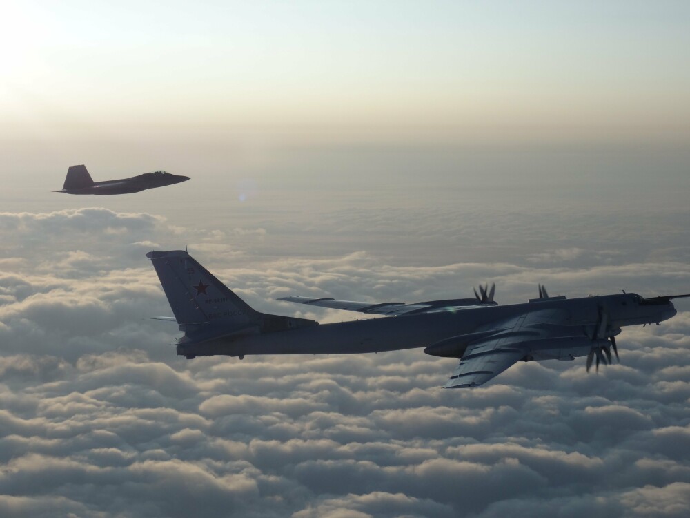 Avioane militare americane şi canadiene au interceptat două bombardiere ruseşti - Imaginea 2