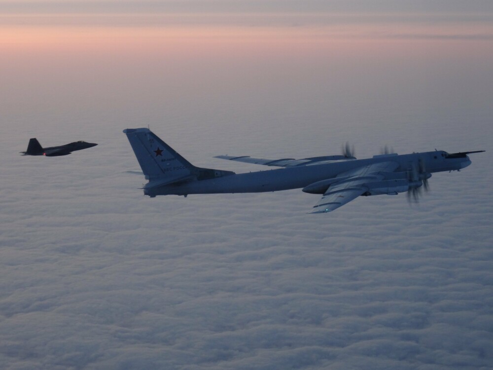 Avioane militare americane şi canadiene au interceptat două bombardiere ruseşti - Imaginea 3