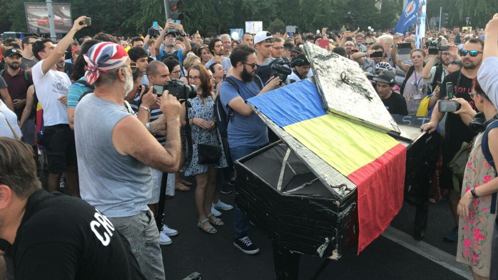 Celebrul pianist Davide Martello a cântat în mijlocul protestatarilor din Piața Victoriei - Imaginea 1