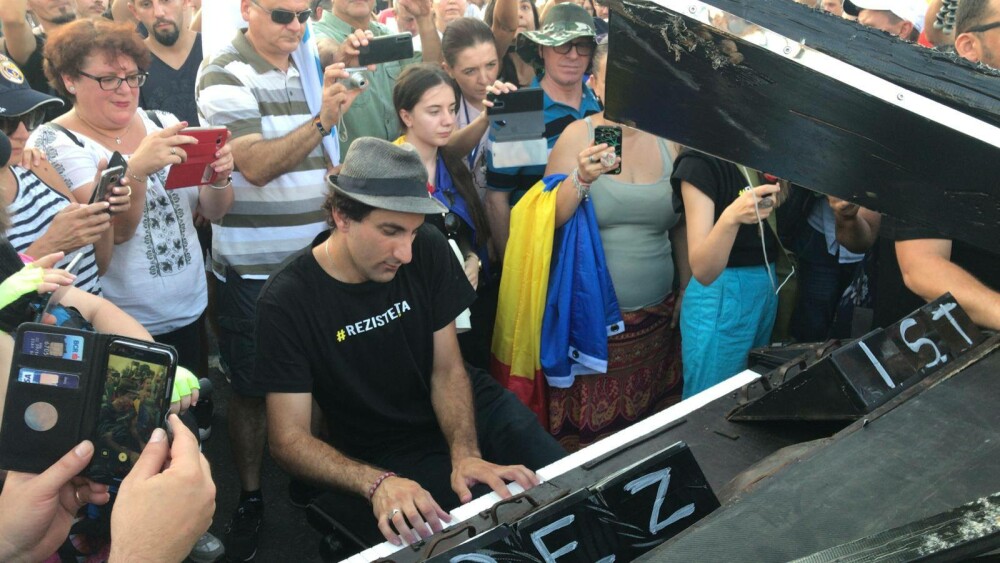 Celebrul pianist Davide Martello a cântat în mijlocul protestatarilor din Piața Victoriei - Imaginea 3
