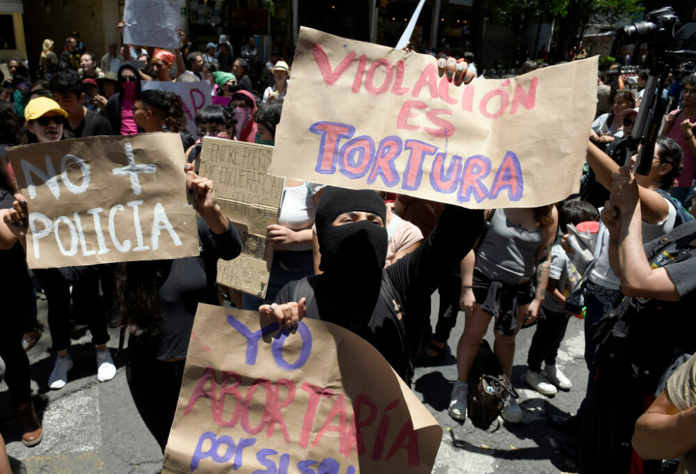 Două adolescente ar fi fost violate de polițiști. Sute de oameni au ieșit în stradă, în Mexic - Imaginea 2