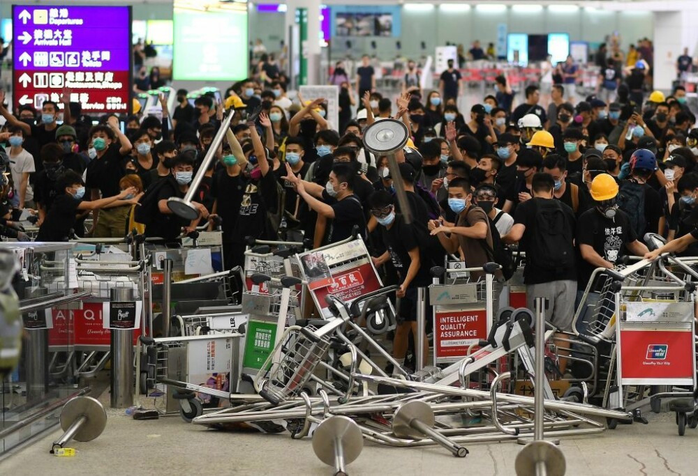 Decizia luată de autorități, după ciocnirile violente din aeroportul din Hong Kong. FOTO - Imaginea 4