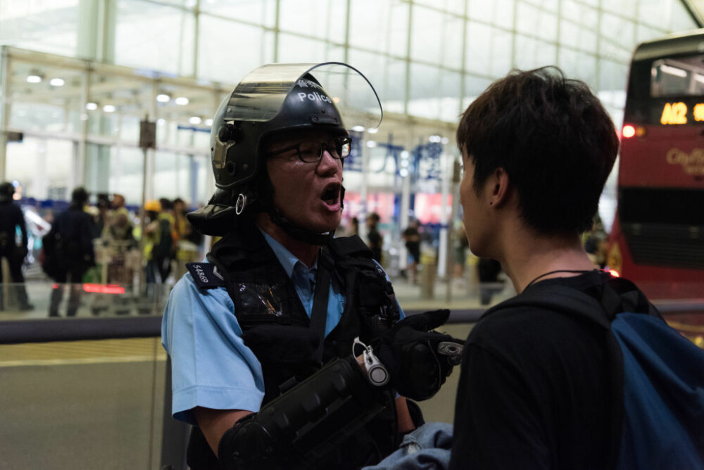 Decizia luată de autorități, după ciocnirile violente din aeroportul din Hong Kong. FOTO - Imaginea 10