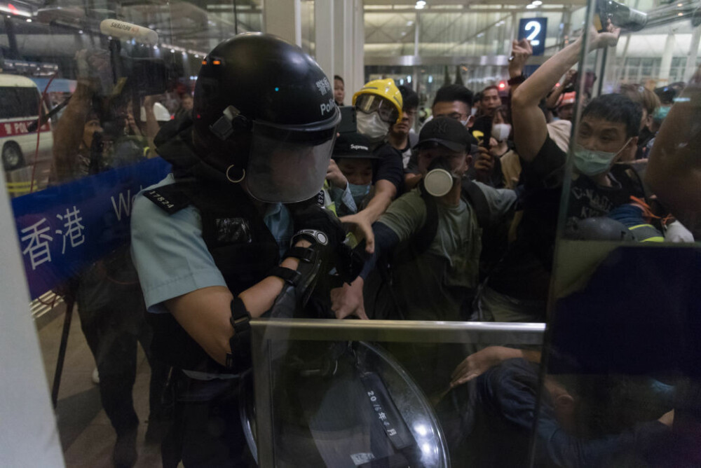 Decizia luată de autorități, după ciocnirile violente din aeroportul din Hong Kong. FOTO - Imaginea 9