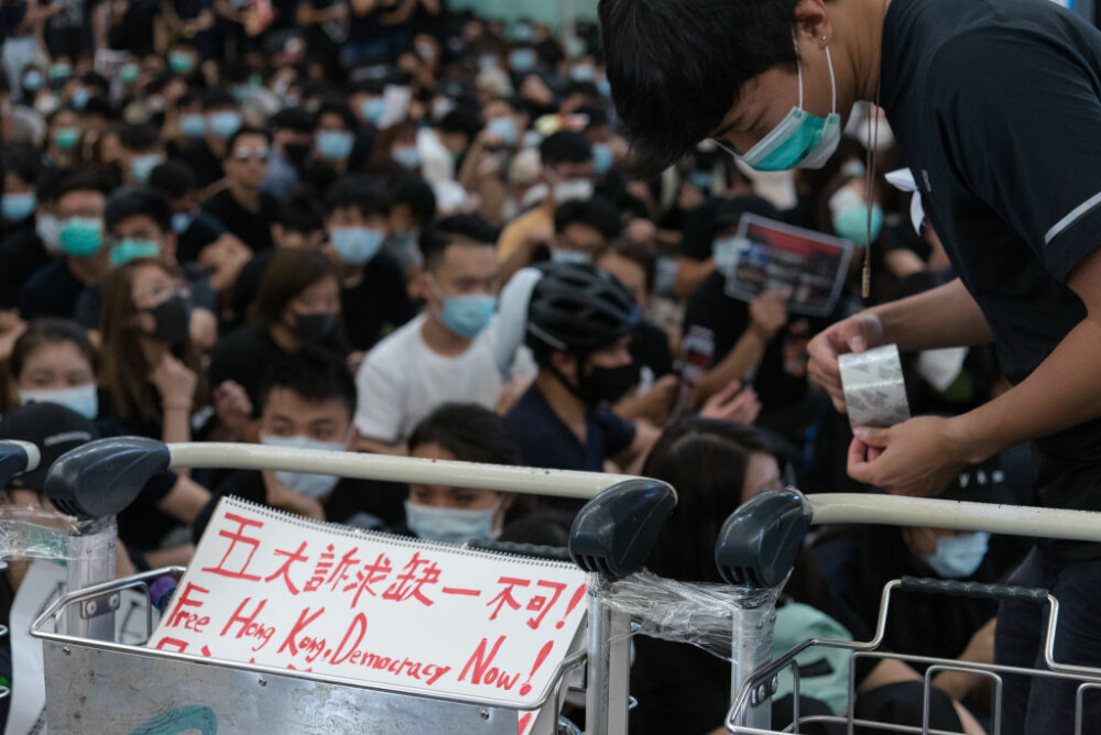 Decizia luată de autorități, după ciocnirile violente din aeroportul din Hong Kong. FOTO - Imaginea 8