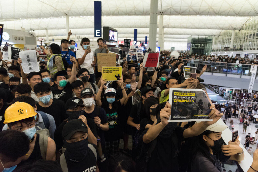 Decizia luată de autorități, după ciocnirile violente din aeroportul din Hong Kong. FOTO - Imaginea 7