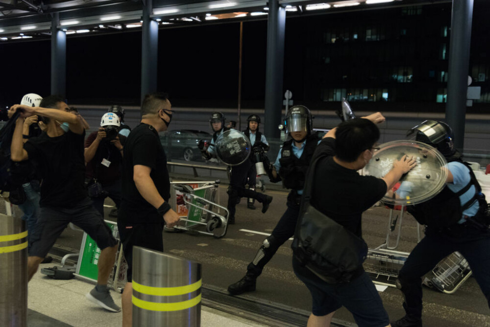 Decizia luată de autorități, după ciocnirile violente din aeroportul din Hong Kong. FOTO - Imaginea 6
