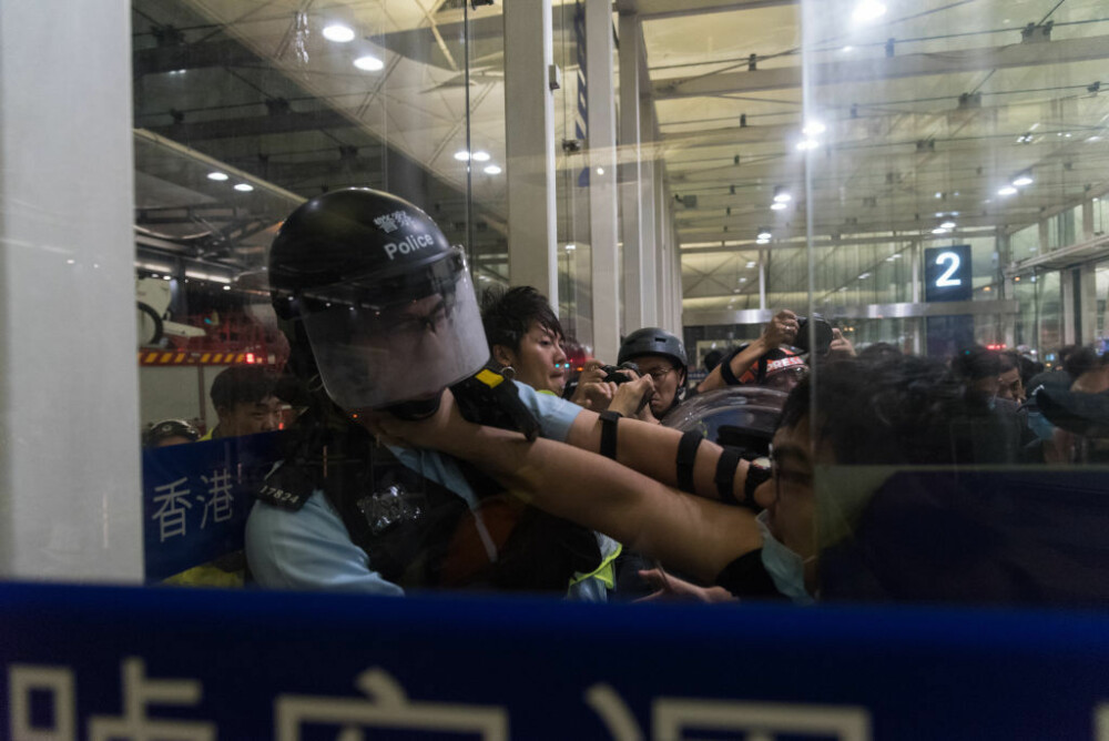 Decizia luată de autorități, după ciocnirile violente din aeroportul din Hong Kong. FOTO - Imaginea 5
