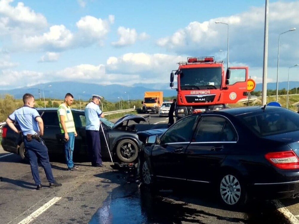Patru răniți într-un accident pe centura din Caransebeș. Ce a făcut un șofer înainte. FOTO - Imaginea 1