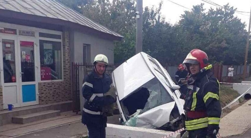 Șoferiță la spital după ce s-a oprit cu mașina într-un cap de pod, în Teleorman - Imaginea 1