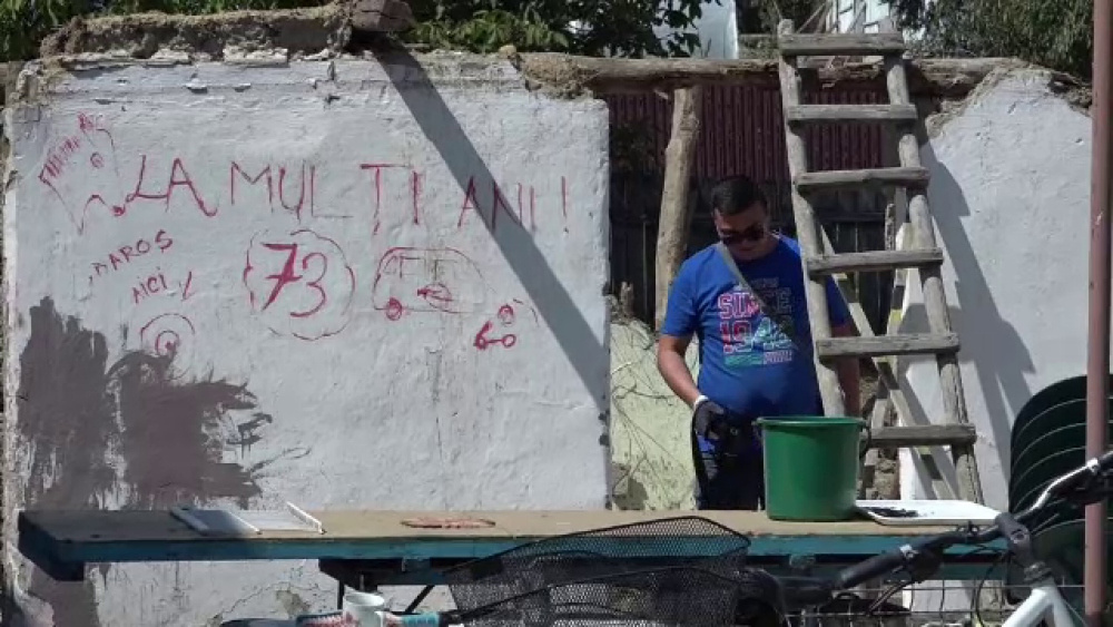 Vasluian strivit de un perete de 2 m, pe care familia îi scrisese un mesaj de 