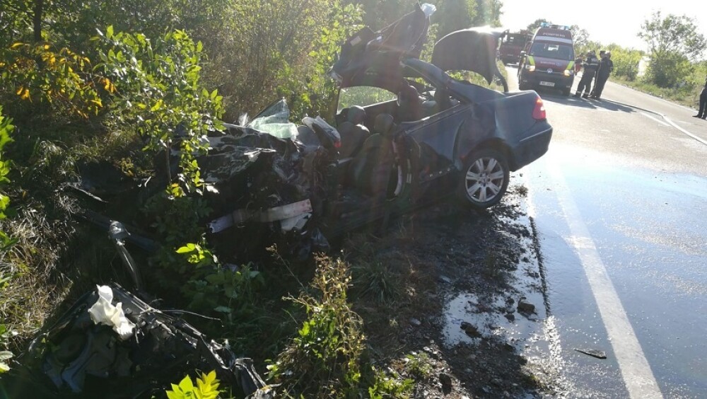 Mercedes făcut praf în urma impactului cu un autocar, în Bihor. Șoferul mașinii a murit - Imaginea 1