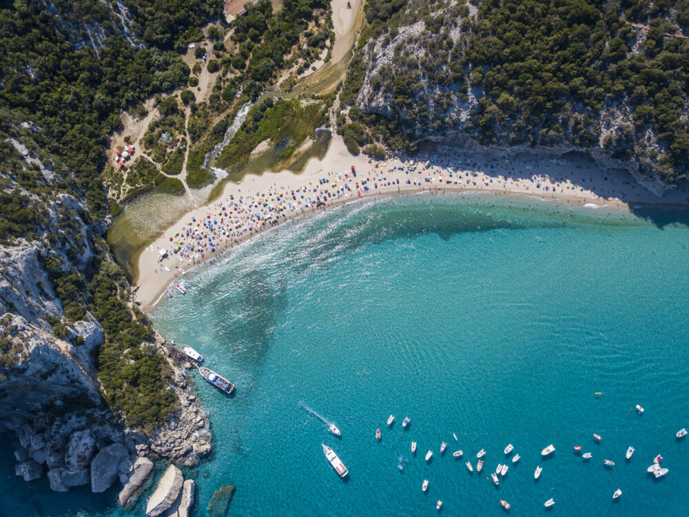Un cuplu riscă 6 ani de închisoare, după ce a furat nisip de pe o populară plajă din Italia - Imaginea 1