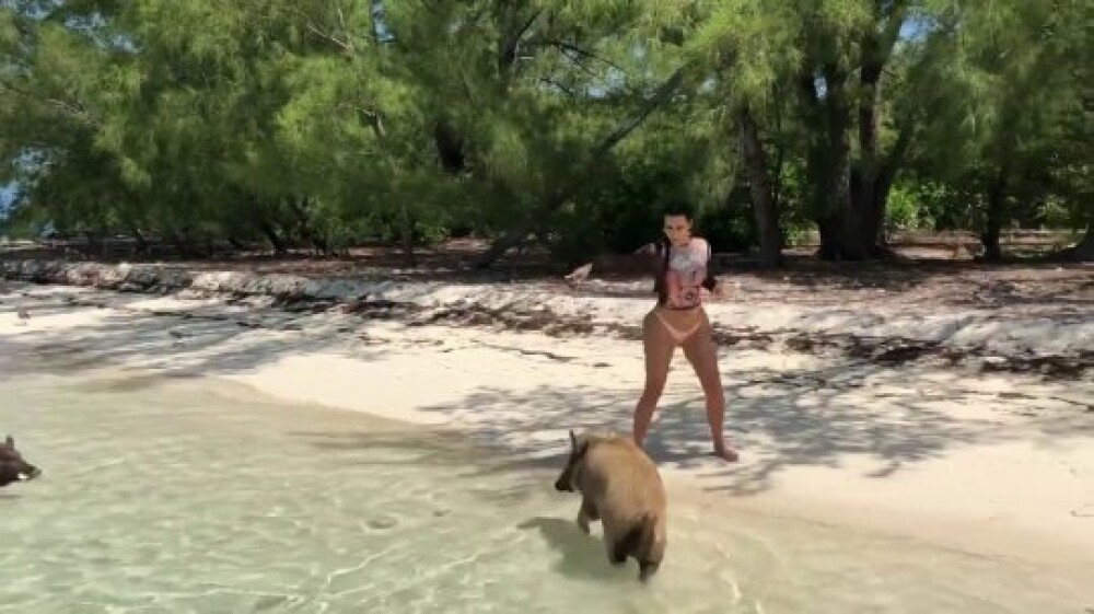 Kim Kardashian, surprinsă pe o plajă din Bahamas în timp ce fugea de porci: „M-am speriat” - Imaginea 1