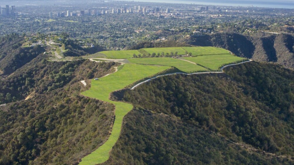 Cum s-a vândut cu 100.000 dolari un teren din Beverly Hills pentru care s-a cerut 1 miliard - Imaginea 1