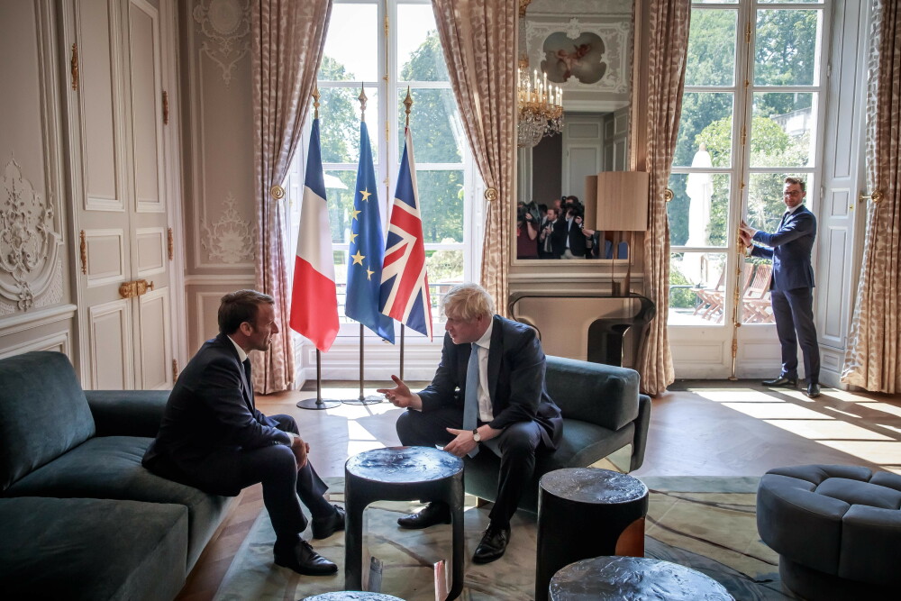 Boris Johnson, cu piciorul pe masă, în timpul vizitei la Palatul Elysee. FOTO - Imaginea 5