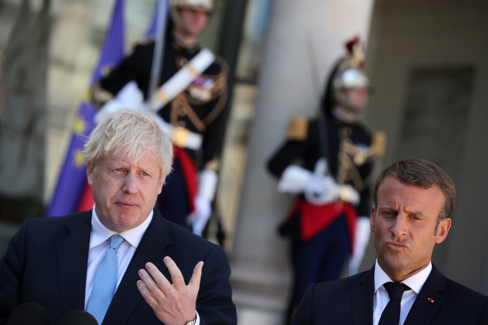 Boris Johnson, cu piciorul pe masă, în timpul vizitei la Palatul Elysee. FOTO - Imaginea 4
