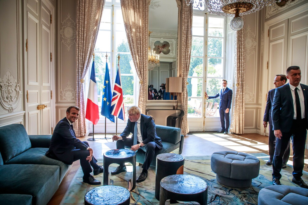 Boris Johnson, cu piciorul pe masă, în timpul vizitei la Palatul Elysee. FOTO - Imaginea 1