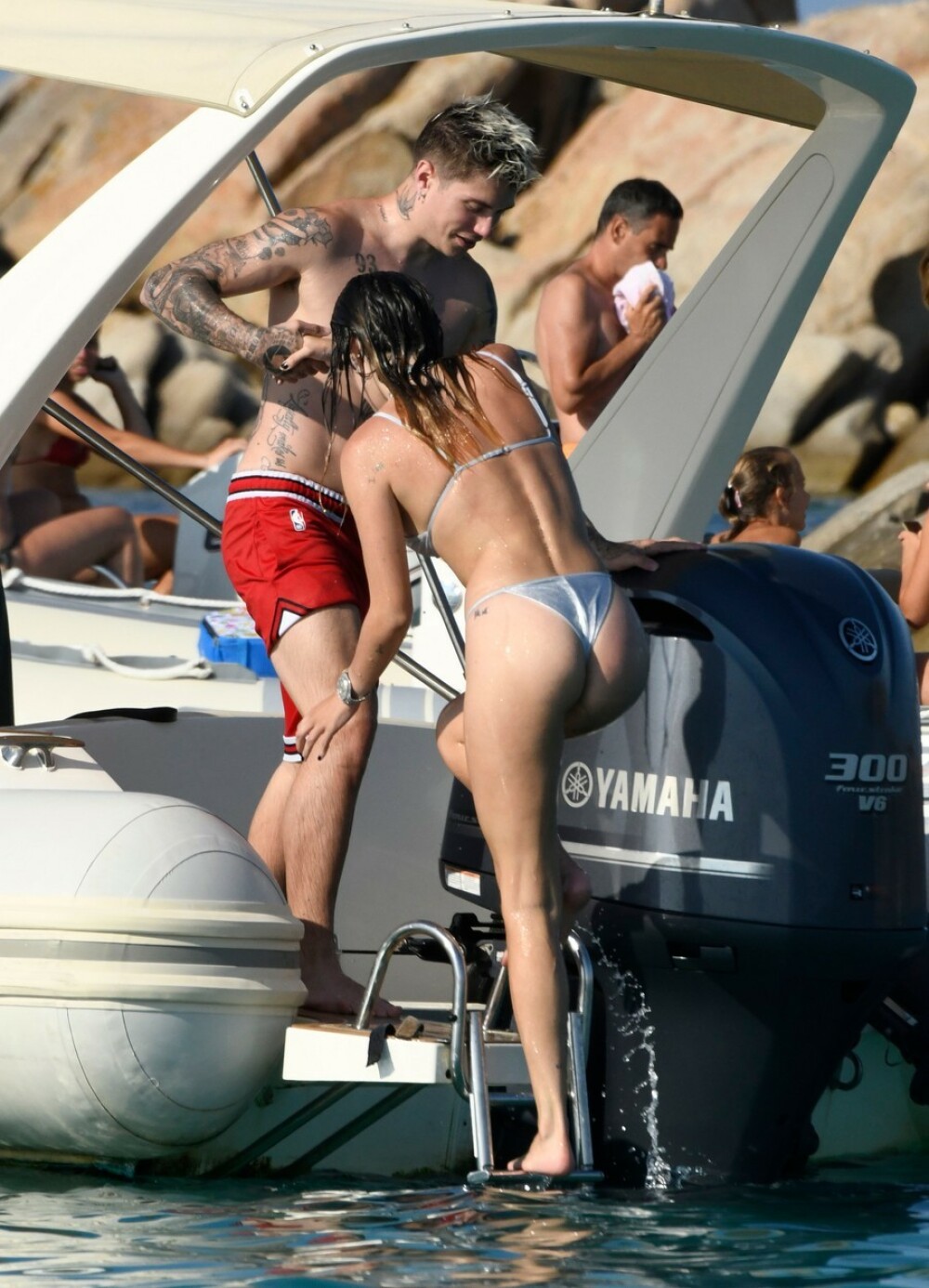 Bella Thorne, surprinsă purtând un bikini minuscul în vacanța în Italia. FOTO - Imaginea 12