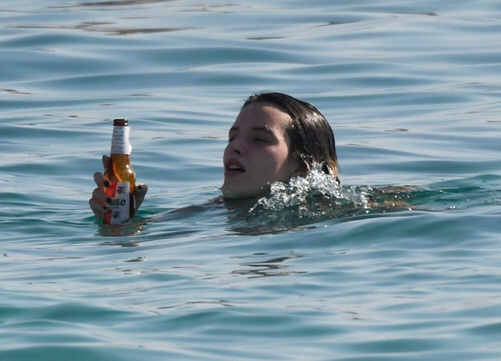 Bella Thorne, surprinsă purtând un bikini minuscul în vacanța în Italia. FOTO - Imaginea 10